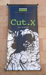 Ausstellungsbanner zu »Cut.X« (Foto: Dr. Michael Müller)