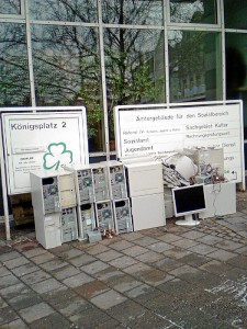 Computerschrott vor dem Sozialrathaus (Foto: privat)