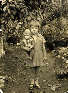 Oma als Kind mit Puppe "Fritzi", ca. 1930 (Foto: Familienarchiv)