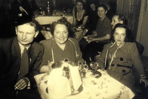 Oma Hilde (rechts) bei einer Faschingsfeier, 1953 (Foto: Familienarchiv)