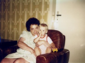 Hildegard Förster im Ruhestand mit dem Autor im Arm (Foto: Familienarchiv)