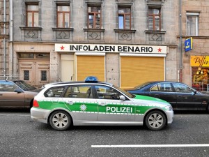 Polizei vor dem Infoladen (Foto: Timo Müller)