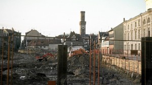 Abbruch historischer Gebäude für den Bau des City-Centers, im Hintergrund das Rathaus. (Foto: Archiv Geismann)