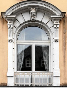 Unter dem Putz der 1950er Jahre verbirgt sich mit hoher Wahrscheinlichkeit die sanierungsfähige Sandsteinfassade: Die Stadt verweigert eine Sondierung - und damit den Beweis (Foto: J. Danko)