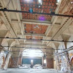 Freigelegte Festsaal-Decke, zerstörte Wand-Medaillons (Foto: privat)