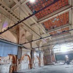 Freigelegte Festsaal-Decke, zerstörte Wand-Medaillons (Foto: privat)