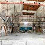 Freigelegte Festsaal-Decke, zerstörte Wand-Medaillons (Foto: privat)