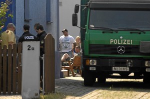 Neonazis während der Hausdurchsuchung - sitzend Matthias Fischer (Foto: Timo Müller)