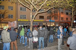 GegendemonstrantInnen vor der Nazikundgebung (Foto: Timo Müller)