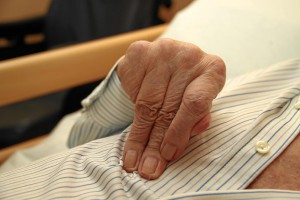 Organisch gesunde Hand, seit sieben Jahren durch Schlaganfall funktionslos (Foto: Alexander Mayer)