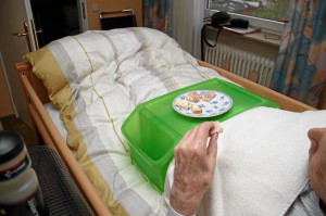 Seit sieben Jahre durch Schlaganfall weitgehend ans Bett gefesselt - aber immerhin, mit einer Hand kann manche Nahrung noch selbständig gegessen werden (Foto: Alexander Mayer)