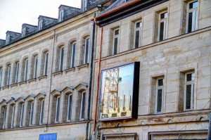 Die neuen Fenster fügen sich nicht unbedingt harmonisch in das historische Fassadenbild ein, hier spiegelt sich der Kran gegenüber (Foto: Alexander Mayer)