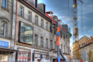 Rudolf-Breitscheid-Straße 12 (links am Rand), 10, 8 und 6 (abgerundetes Gebäude rechts am Rand), Blickrichtung West (Foto: Alexander Mayer)