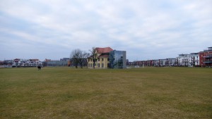 Blick über die Grünfläche auf den aktuellen Ausbaustand der WLH (Foto: Christofer Hornstein)