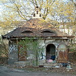 Die Feldschmiede neben dem Lokschuppen, Zustand April 2006 (Foto: Ralph Stenzel)