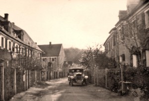Wallensteinstraße mit Kraftwagen und Blick auf die Alte Veste um 1930 (Foto: Sammlung A. Mayer)