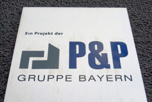 Firmenlogo P&P am Gebäude Karolinenstr. 86 (Foto: Susanne Krebs)