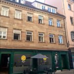 Ein halbes Dutzend offener Fenster: frische Luft, aber auch viel Licht (Foto: Ralph Stenzel)