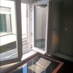 Von gegenüber reflektiertes Sonnenlicht fällt direkt auf eine Vitrine (Foto: Ralph Stenzel)