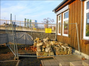 Spielen verboten: Bauzaun auf dem Kiga-Gelände (Foto: Isabell Klingert)